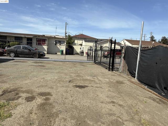 257 Smalley Ave, Hayward CA: https://media.crmls.org/mediaz/f4a7b960-131e-4d17-8315-abf687fdf8db.jpg