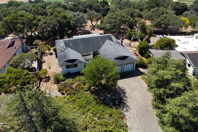 9495 S Century Oak Road, Salinas CA: https://media.crmls.org/mediaz/f4a7f941-97bc-4148-8a4a-a5c1c529050e.jpg