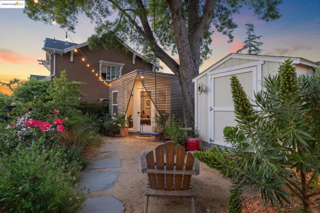3701 Midvale Ave, Oakland CA: https://media.crmls.org/mediaz/f4a7fbc1-d952-41ae-bbb4-f4b18c309684.jpg