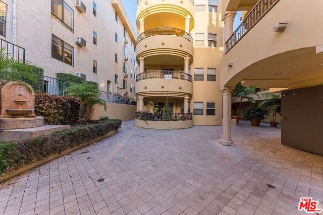 1522 Amherst Avenue, Los Angeles CA: https://media.crmls.org/mediaz/f4a8ef89-9352-4ca7-86ce-980fa41c41e9.jpg