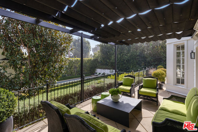 130 S Cliffwood Avenue, Los Angeles CA: https://media.crmls.org/mediaz/f4a90e07-d931-4f16-808c-693c0f79e32c.jpg