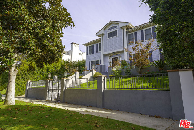 950 S Longwood Avenue, Los Angeles CA: https://media.crmls.org/mediaz/f4a9af0c-531d-4110-8395-29ef6a79c730.jpg