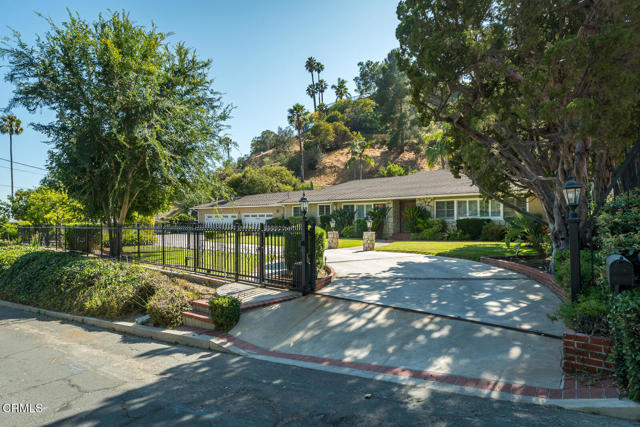 1535 Glenmont Drive, Glendale CA: https://media.crmls.org/mediaz/f4a9d629-389c-4379-809c-6d7a688901bb.jpg