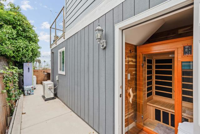 1009 S Cleveland Street, Oceanside CA: https://media.crmls.org/mediaz/f4a9eaa3-b479-4df9-b5b1-87f7dd6ed0d5.jpg