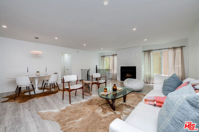 16 Quarterdeck Street, Marina del Rey CA: https://media.crmls.org/mediaz/f4a9eebe-c22a-4350-80ef-d61a5f6c120e.jpg