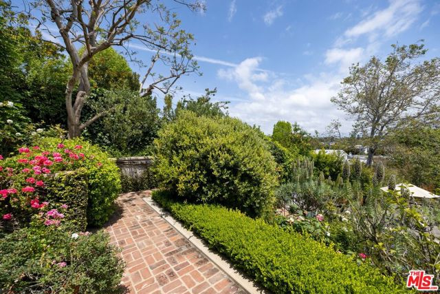 12309 9th Helena Drive, Los Angeles CA: https://media.crmls.org/mediaz/f4aa8d29-8ab1-470a-a836-c9795f30bf71.jpg