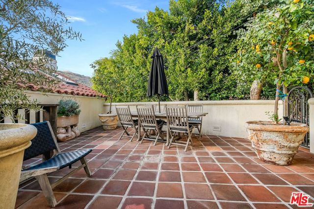 2880 Searidge Street, Malibu CA: https://media.crmls.org/mediaz/f4aab151-d0d1-498f-bb64-e46821bfa109.jpg