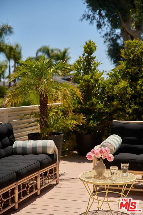 212 Paradise Cove Road, Malibu CA: https://media.crmls.org/mediaz/f4aaddf0-2640-442c-b146-60490f12dd01.jpg