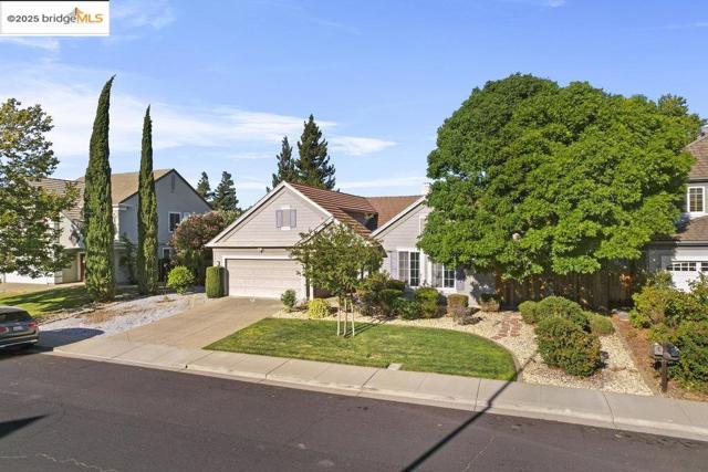 1030 Orchid Dr, Brentwood CA: https://media.crmls.org/mediaz/f4ab458c-9c90-4e53-910b-5d03fd2e88f6.jpg