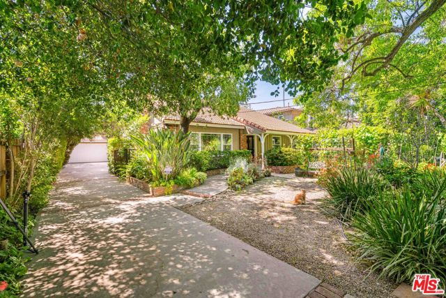 4963 Haskell Avenue, Encino CA: https://media.crmls.org/mediaz/f4abfcb8-c852-4684-8ead-cb6f116a952b.jpg
