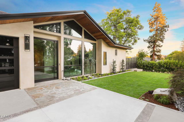 4828 Oakwood Avenue, La Canada Flintridge CA: https://media.crmls.org/mediaz/f4ac821b-864c-4e3e-a98c-fb36a33d3f43.jpg