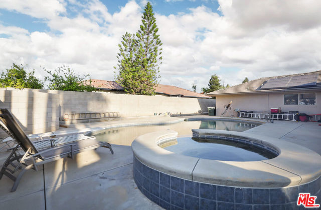 7200 Clifftop Way, Bakersfield CA: https://media.crmls.org/mediaz/f4ac9d80-84ea-4366-becb-79545bd17d73.jpg