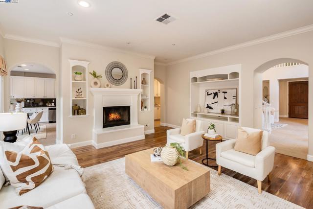 10828 Inspiration Cir, Dublin CA: https://media.crmls.org/mediaz/f4ada7d5-c34e-4337-b3ad-f72720ad6f04.jpg