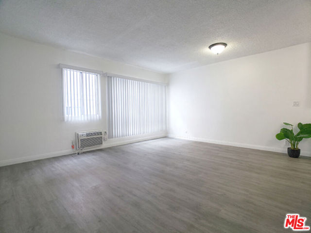 5656 La Mirada Avenue, Los Angeles CA: https://media.crmls.org/mediaz/f4ae1ca9-4304-46b8-8b60-89d5dc35e60d.jpg