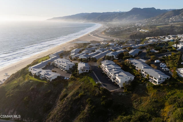 6813 Seawatch Lane, Malibu CA: https://media.crmls.org/mediaz/f4af9e5c-e59d-4ce6-953d-ee9b556e8118.jpg