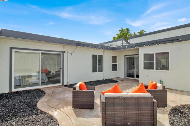 4166 Peregrine Way, Pleasanton CA: https://media.crmls.org/mediaz/f4b265d5-ec97-44f5-bffd-6e6f003b600c.jpg