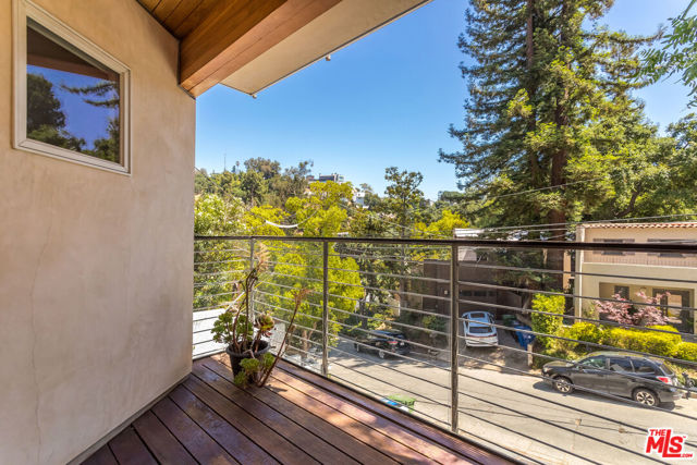 8783 Lookout Mountain Avenue, Los Angeles CA: https://media.crmls.org/mediaz/f4b2e77d-44e7-47b6-8504-c3d5d2713686.jpg