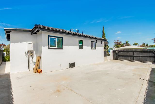 1303 Center Ave, Oceanside CA: https://media.crmls.org/mediaz/f4b379e1-c45f-4fc2-b821-448366e51791.jpg