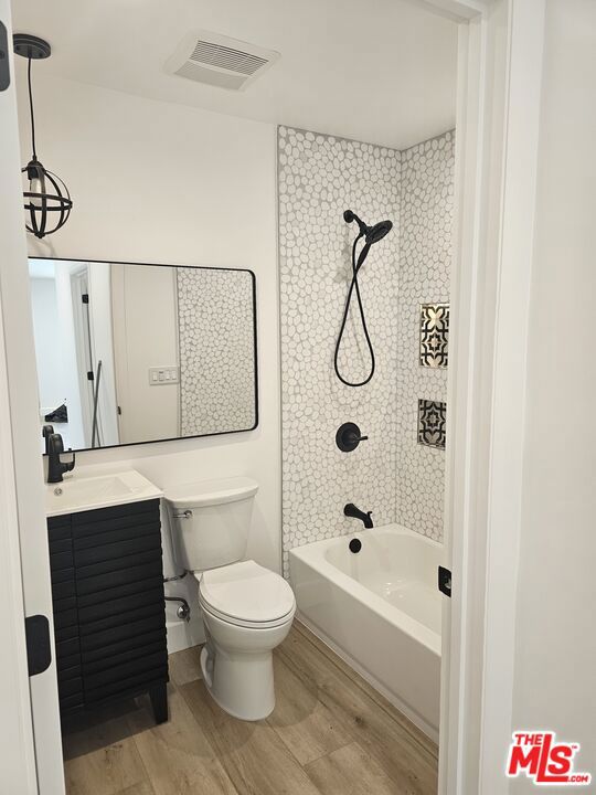 5247 W 9th Street, Los Angeles CA: https://media.crmls.org/mediaz/f4b45f6e-240a-4c94-85f9-8a071083a2d3.jpg