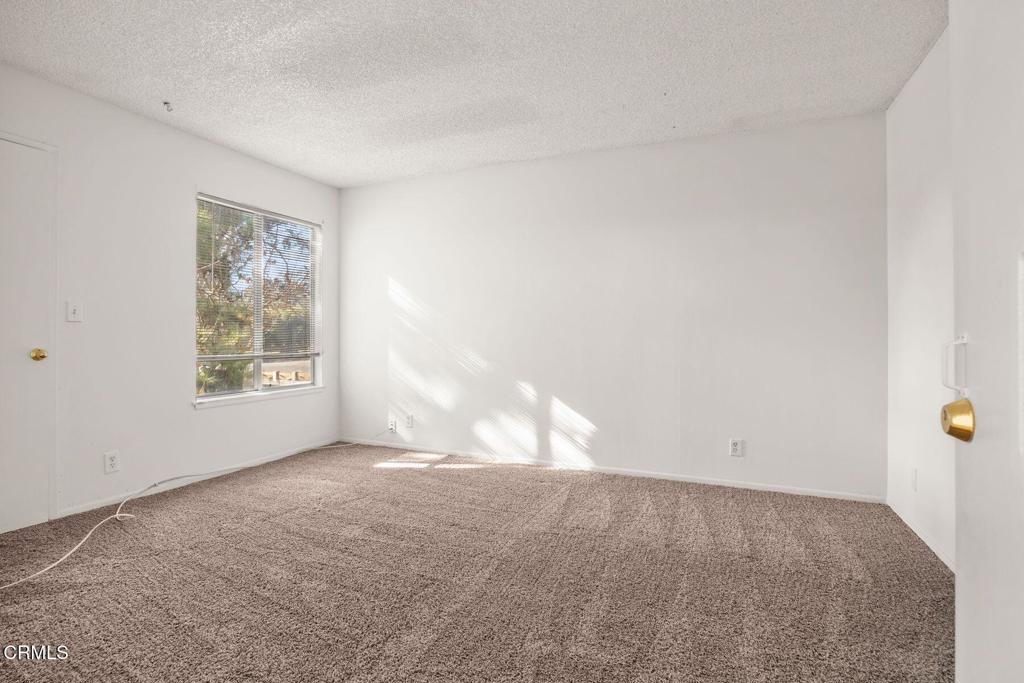 https://media.crmls.org/mediaz/f4b46102-438a-4650-9538-40dcd235466a.jpg?preset=X-Large