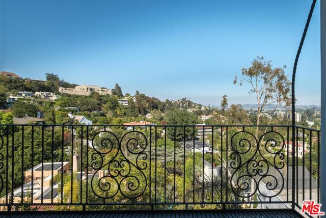 4733 Bonvue Avenue, Los Angeles CA: https://media.crmls.org/mediaz/f4b480a4-8233-4082-ab9f-8b78a51d1389.jpg