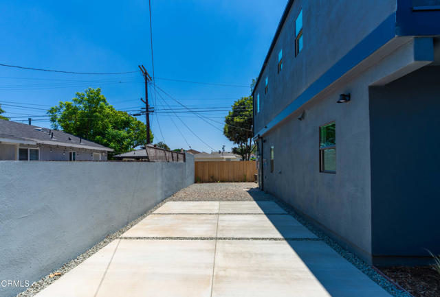 2222 1/4 Dorris Place, Los Angeles CA: https://media.crmls.org/mediaz/f4b6d520-ca24-4c5a-becd-96819bbdeb8d.jpg