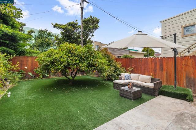 1118 GENEVA AVE, San Francisco CA: https://media.crmls.org/mediaz/f4b93004-0041-4097-93c0-f455fcb9dc0b.jpg