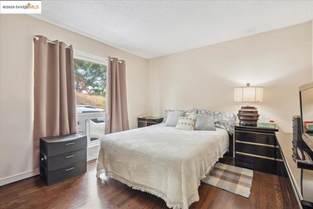 11772 Cranford Way, Oakland CA: https://media.crmls.org/mediaz/f4b98017-3dae-4be8-bfec-1df287cde681.jpg
