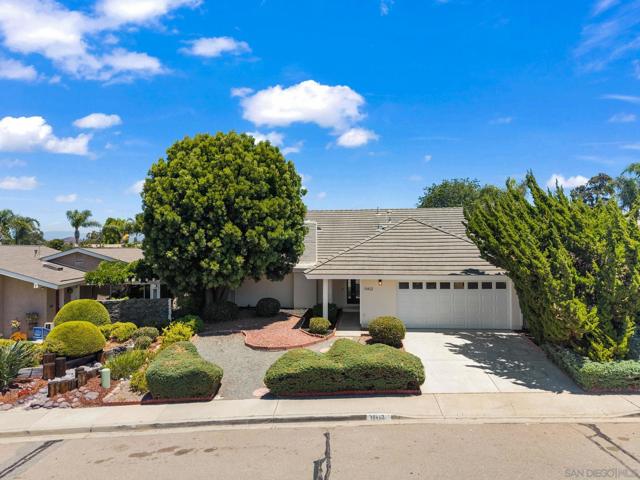 11412 Lucera Pl, San Diego CA: https://media.crmls.org/mediaz/f4b9d0c2-7187-4cd8-bed0-7bf79b0a6ccf.jpg