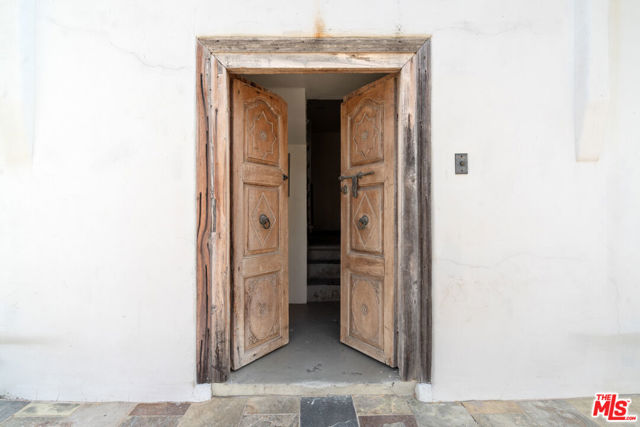 616 Sunset Avenue, Venice CA: https://media.crmls.org/mediaz/f4b9e92e-6014-487e-83f5-27c03f8eacba.jpg