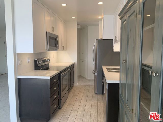 620 The village, Redondo Beach, California 90277, 2 Bedrooms Bedrooms, ,2 BathroomsBathrooms,Residential,Sold,The village,22183607