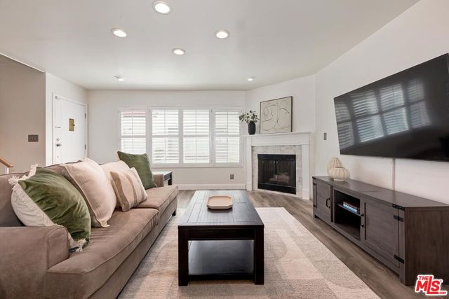 14332 Dickens Street, 10 photo 5