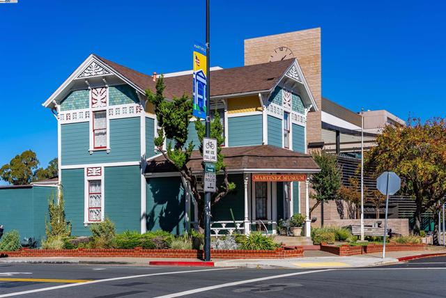 592 Ross Cir, Martinez CA: https://media.crmls.org/mediaz/f4bd0c04-d6be-47e0-9185-1259ec7d3274.jpg