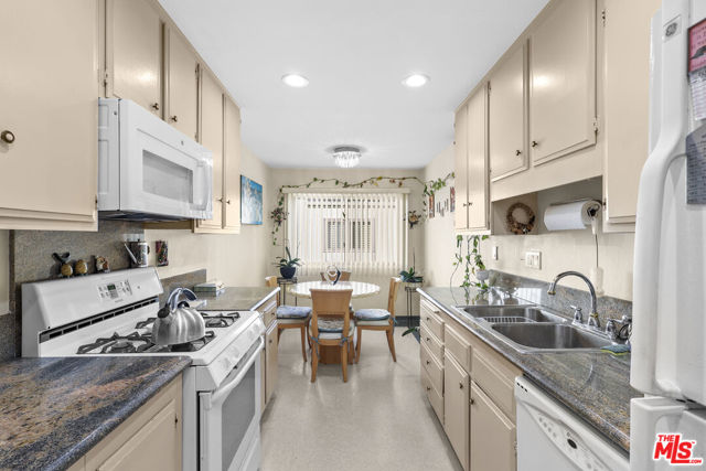 6213 Randi Avenue, Woodland Hills CA: https://media.crmls.org/mediaz/f4becaf3-47a3-41b1-baf5-ce181efc1c6a.jpg