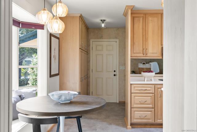 951 Skylark Dr, La Jolla CA: https://media.crmls.org/mediaz/f4bf2c41-715c-4ddc-b5ba-481b650e2ec4.jpg