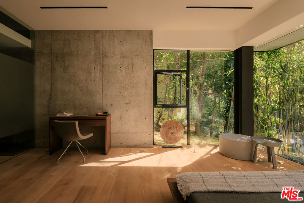 https://media.crmls.org/mediaz/f4bf491c-9661-4ea6-a14e-d62ddcfe338d.jpg?preset=X-Large