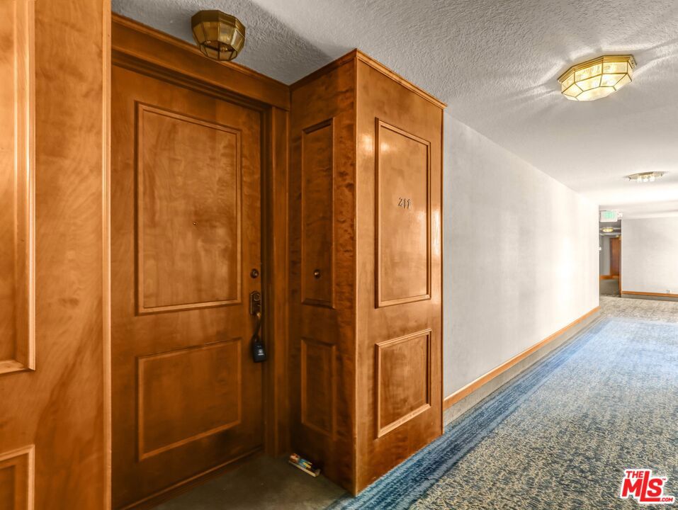 https://media.crmls.org/mediaz/f4c005cd-166f-4967-9038-4db515f9804d.jpg?preset=X-Large