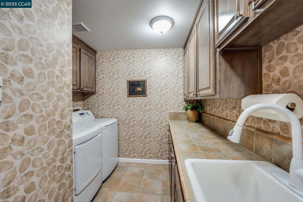 https://media.crmls.org/mediaz/f4c068e3-a4bf-4e02-9e3d-81b5e220bed4.jpg?preset=X-Large