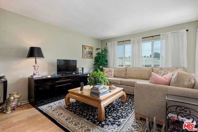 4140 Warner, Toluca Lake CA: https://media.crmls.org/mediaz/f4c0c488-854b-47f4-8f21-02e059912cf7.jpg