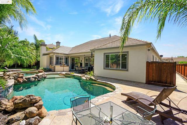 1117 Teal Ct, Brentwood CA: https://media.crmls.org/mediaz/f4c0eb78-0191-494c-8a6a-c9bb07d34c7c.jpg