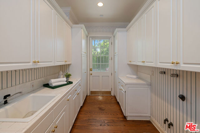5404 Topeka Drive, Tarzana CA: https://media.crmls.org/mediaz/f4c11519-318b-4512-a67d-0bf5a9a5d47d.jpg