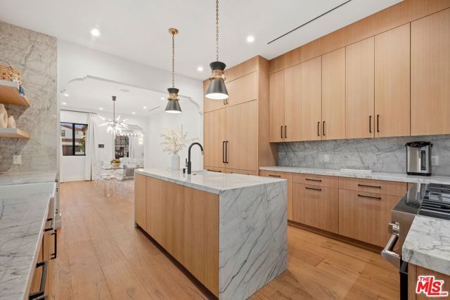 521 N Formosa Avenue, Los Angeles CA: https://media.crmls.org/mediaz/f4c25886-c4dc-492d-bb6a-54140dd6b61f.jpg