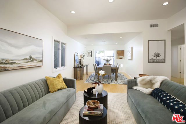 426 S Swall Drive, Beverly Hills CA: https://media.crmls.org/mediaz/f4c299d0-ec26-4e76-aef8-0db8380cced4.jpg