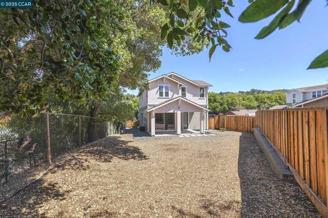 208 Valley View Pl, El Sobrante CA: https://media.crmls.org/mediaz/f4c3bcc3-3192-4dc4-bf32-67a79024975a.jpg