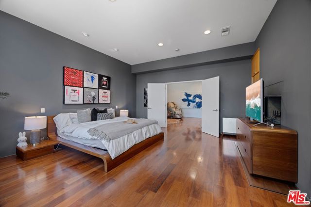 4255 Saint Clair Avenue, Studio City CA: https://media.crmls.org/mediaz/f4c3e74e-476c-46a5-b176-44464e14192a.jpg