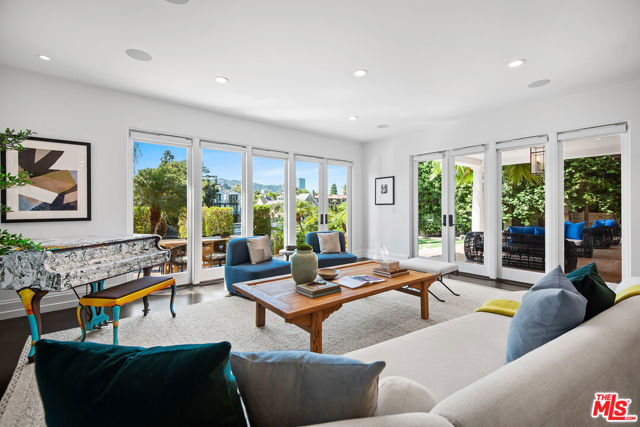 9928 Toluca Lake Avenue, Toluca Lake CA: https://media.crmls.org/mediaz/f4c5d274-9085-4e69-91b0-cc3ba7aa8120.jpg