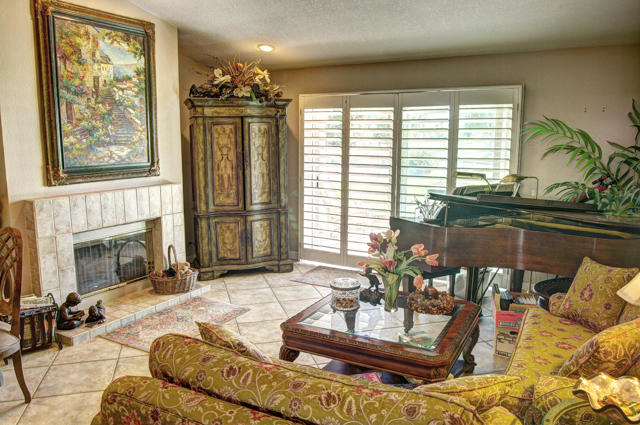 378 Desert Falls E Drive, Palm Desert CA: https://media.crmls.org/mediaz/f4c617e8-94f0-46a5-8d8f-63665c84c865.jpg