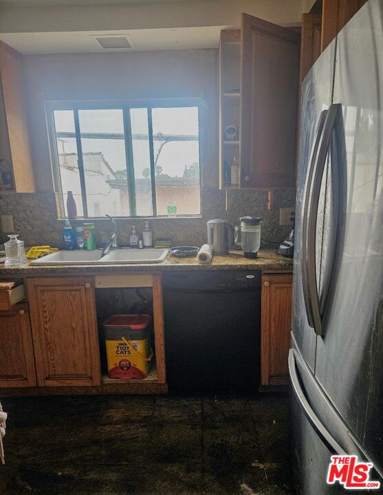 https://media.crmls.org/mediaz/f4c7ef25-e217-45a7-9886-b30b8373b50a.jpg?preset=X-Large
