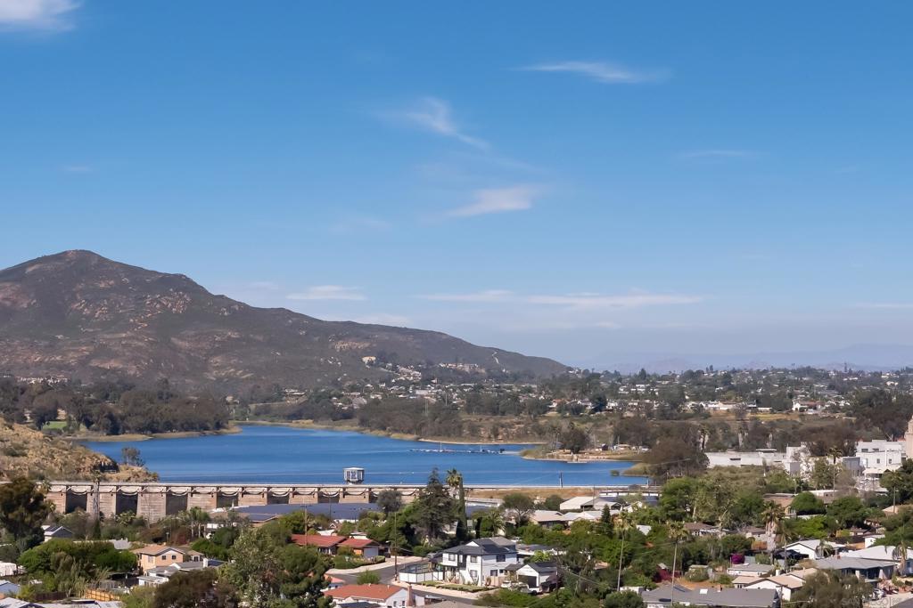 https://media.crmls.org/mediaz/f4c82652-2997-489a-8335-be0602fd6d51.jpg?preset=X-Large
