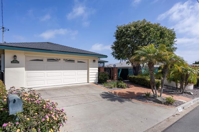 951 Skylark Dr, La Jolla CA: https://media.crmls.org/mediaz/f4c8bde3-713c-4945-9501-ccf09af8e75e.jpg